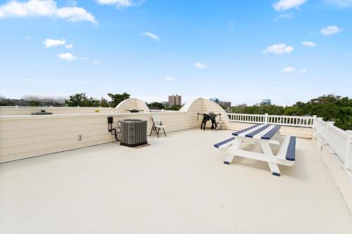 ❤️ The Top End Townhomes with Stunning Views On One-Of-A-Kind Rooftop Deck! WOW!