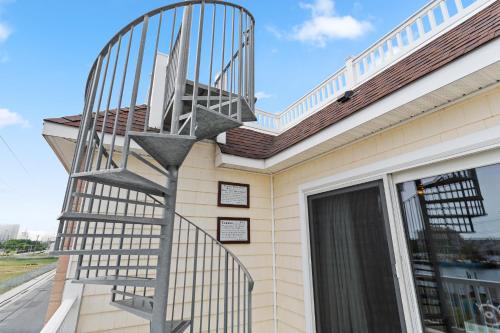 ❤️ The Top End Townhomes with Stunning Views On One-Of-A-Kind Rooftop Deck! WOW!