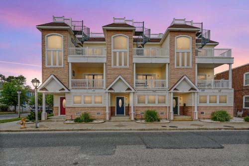 ❤️ The Top End Townhomes with Stunning Views On One-Of-A-Kind Rooftop Deck! WOW!