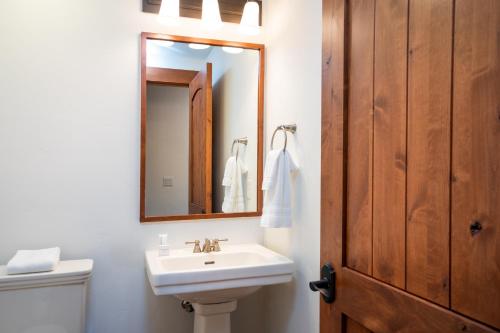 New Listing! Luxury 3BD Residence on Gray's Crossing Golf Course - image 9