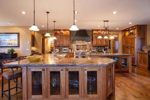 Luxury 4BD Located at Old Greenwood! - image 5