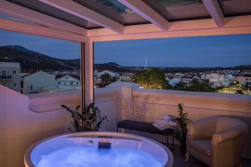 Suite with Outdoor Hot Tub