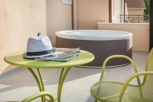 Ionian Plaza Hotel - image 7