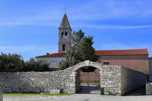 3* Stone House Dora for 5 guests, Pasman Island