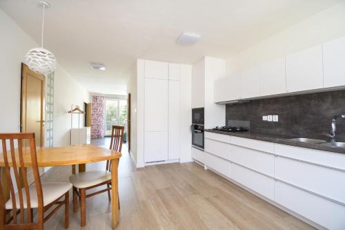 ห้องครัว, Sunny apartment in เนเรดิน