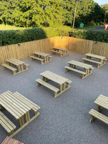 บริการและสิ่งอำนวยความสะดวก, The New Wheel Inn in ลิมมิ้งตัน