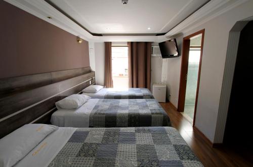 3 twin beds