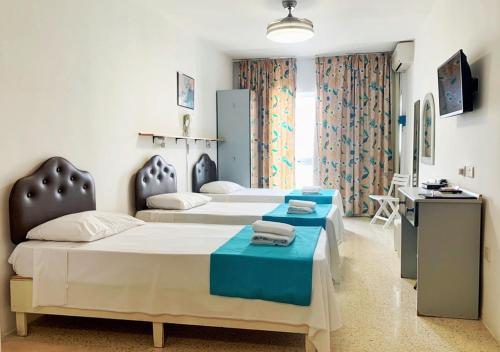 2 twin beds, 1 sofa bed