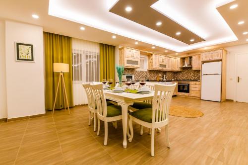 3 bedrooms, 6 beds