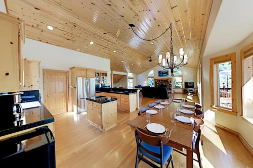All-Season Escape - Game Area Peekaboo Lake Views home - image 5