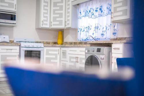 dapur, Royal Bliss Apartment Suites in Kingstown