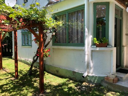 Cseri Porta Kisház (Cseri Porta Kishaz) in Szatta