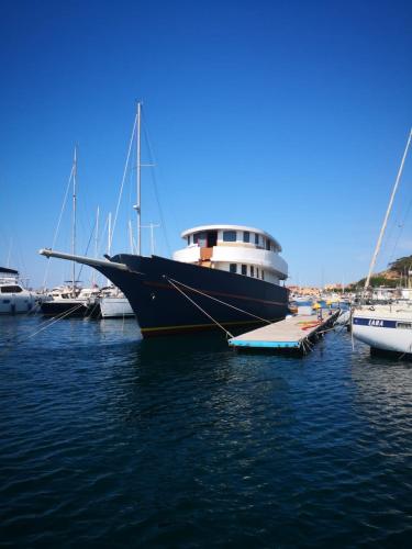 CLASSIC Yacht YANIKA Yachting Watersport chambre d'hôte Camisa