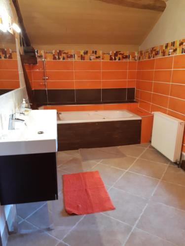 Chambre familiale avec piscine chauffée et jacuzzi (Chambre familiale avec piscine chauffee et jacuzzi) in Lourdes Városközpont