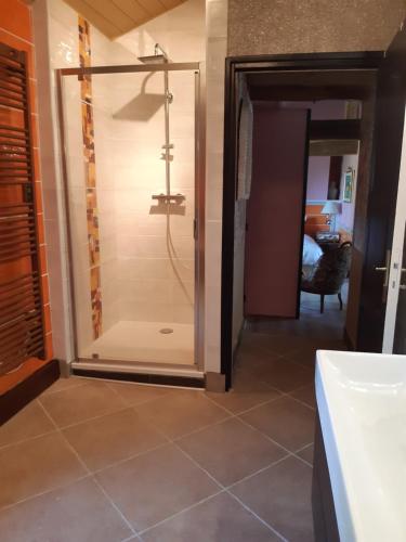 Chambre familiale avec piscine chauffée et jacuzzi (Chambre familiale avec piscine chauffee et jacuzzi) in Lourdes Városközpont
