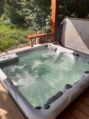 Chambre familiale avec piscine chauffée et jacuzzi (Chambre familiale avec piscine chauffee et jacuzzi) in Lourdes Városközpont