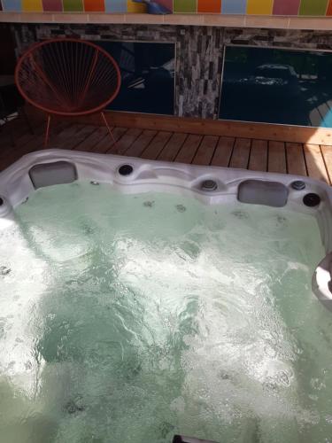 CHAMBRE DOUBLE AVEC PISCINE ET JACUZZI in 로우데스 시티 센터
