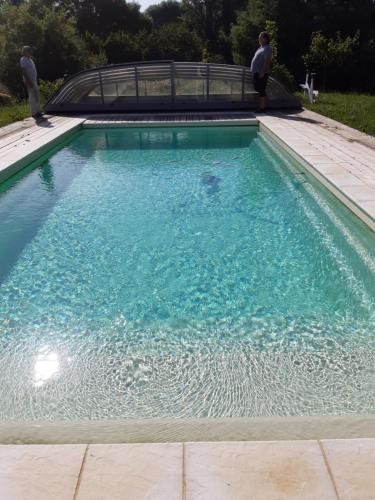 CHAMBRE DOUBLE AVEC PISCINE ET JACUZZI in 로우데스 시티 센터