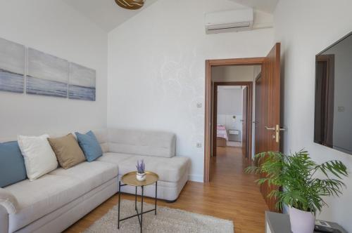 Villa Luna in Makarska private pool - image 12