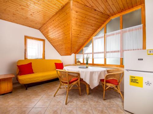 Apartment Amarillo 3 by Interhome in Balatonmariafurdo
