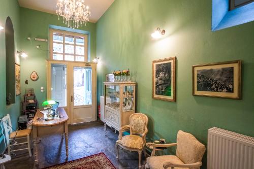 The Old School Boutique Hotel in 시라코
