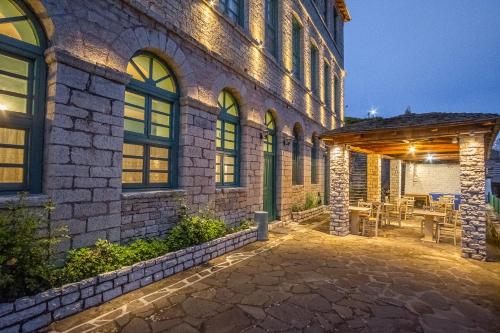 The Old School Boutique Hotel in 시라코