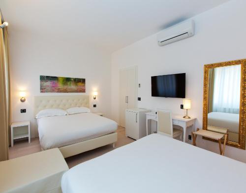 Deluxe Quadruple Room image 7