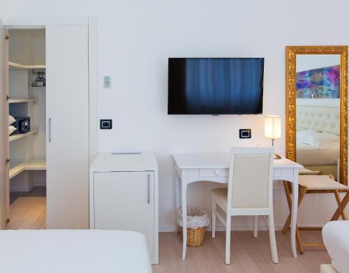 Deluxe Quadruple Room image 9