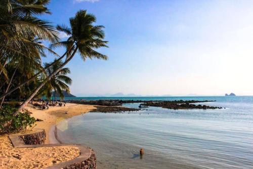 Amazing Beachfront 4 Bedroom Thai Islands Villa