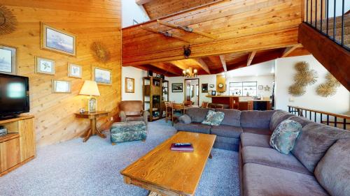 Three-Bedroom Apartment room in Snowflower #49 Condo
