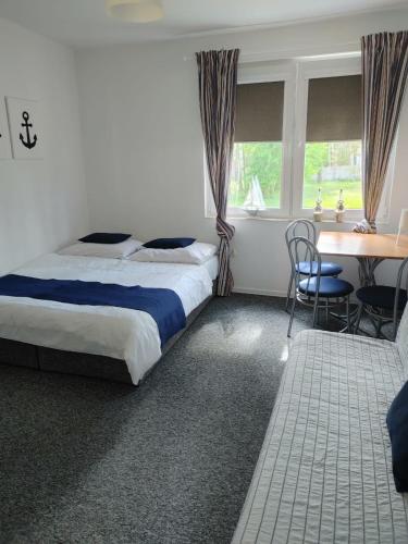 2 twin beds, 1 sofa bed