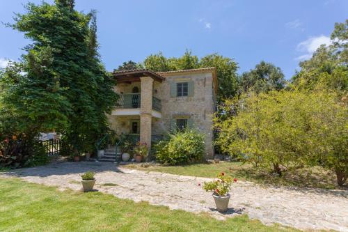 Jianni's Villa - Stone Villa in the Greenery!