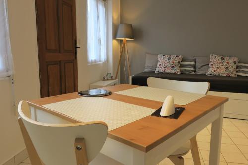 Studio rénové au centre de TREGASTEL à 150m de la plage du Coz-Pors - Ref 480 gîte à louer Trégastel-Plage