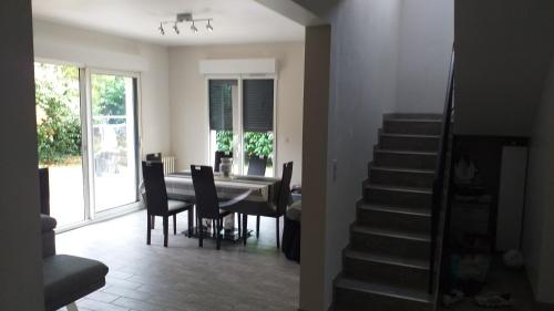 Maison au calme, jardin et proche commodites