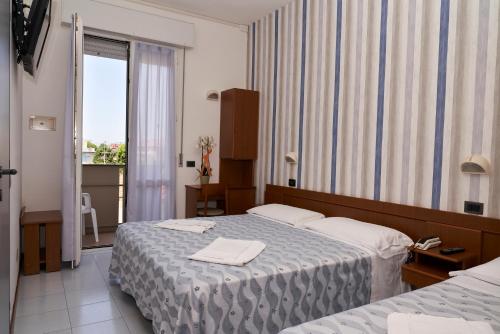 Triple Room with Partial Sea View and Beach Access