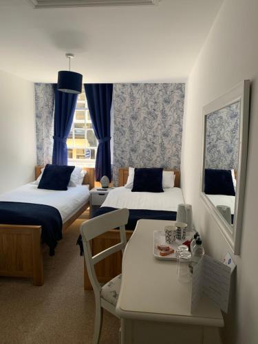 Crown Hotel 2