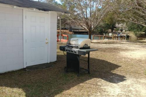 The Lake House at Turtle Cove: Cozy relaxing lake home with dock on wooded lot.