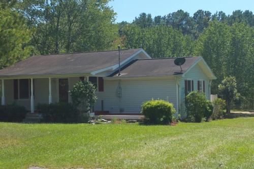 The Lake House at Turtle Cove: Cozy relaxing lake home with dock on wooded lot.