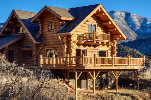 B&B Glenwood Springs - Spacious Mountain Retreat with Deck Hike and Explore! - Bed and Breakfast Glenwood Springs