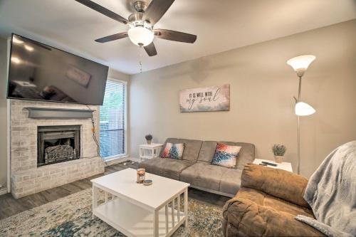 Charming Condo with Pool about 2 Mi to Texas A and M! - image 2