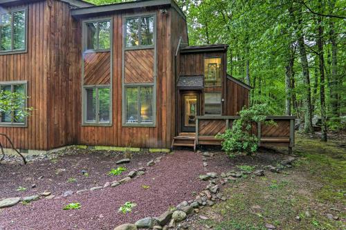 Contemporary Poconos Townhome Near Skiing and Lakes!