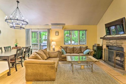 Contemporary Poconos Townhome - Ski and Swim! - image 5
