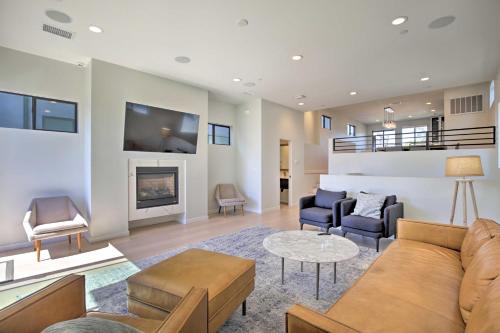 Chic San Diego Abode Rooftop Balcony and Bay Views!