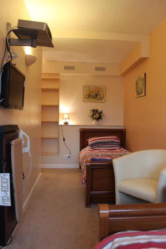 1 double bed, 2 twin beds