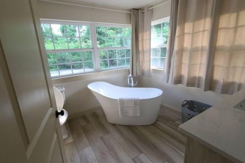 Farm House stay with soaking tub and hot tub barn in Baton Rouge Downtown