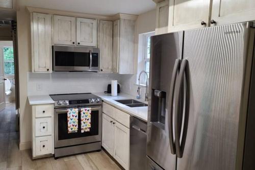Farm House stay with soaking tub and hot tub barn in Baton Rouge Downtown