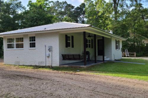 Farm House stay with soaking tub and hot tub barn