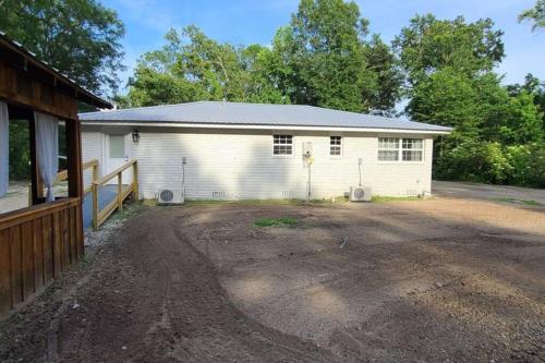 Farm House stay with soaking tub and hot tub barn