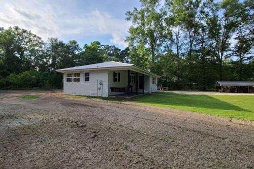 Farm House stay with soaking tub and hot tub barn