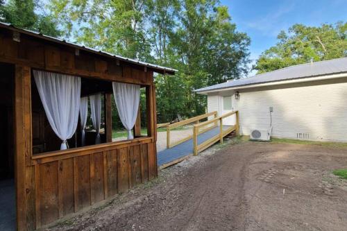 Farm House stay with soaking tub and hot tub barn in Baton Rouge Downtown